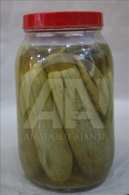 مخللات من السمك والموز والكيوي في قيصري التركية
