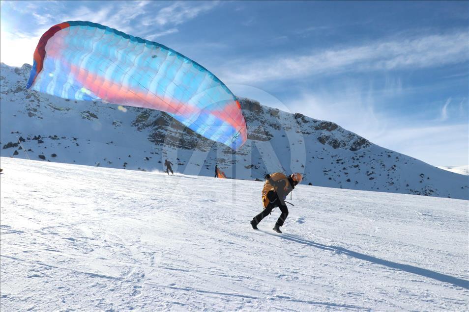 La ville turque d'Erzincan offre à ses visiteurs la possibilité de faire du ski et du parachute