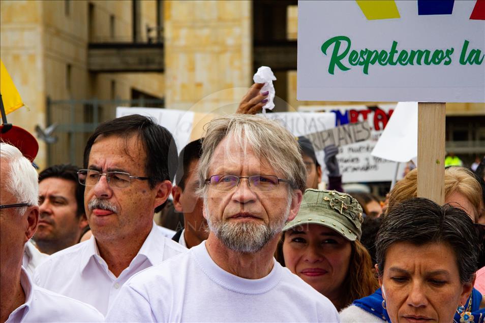 Colombians march against terrorism in Bogota