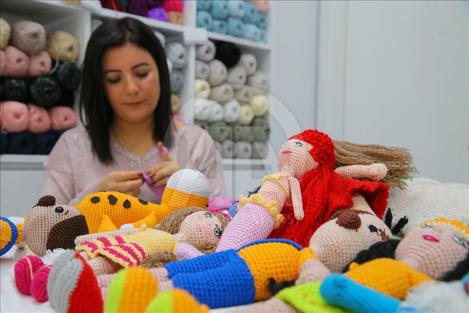 تركيات يصنعن ألعابا ترسم البسمة على وجوه صغيرة أنهكها السرطان 
