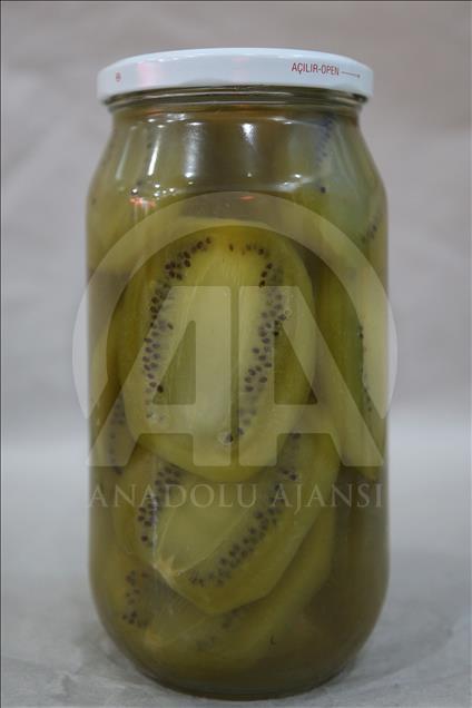 مخللات من السمك والموز والكيوي في قيصري التركية
