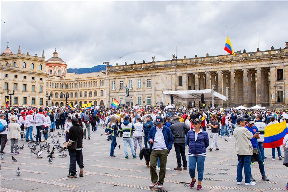Marcha de cientos de colombianos en contra del terrorismo