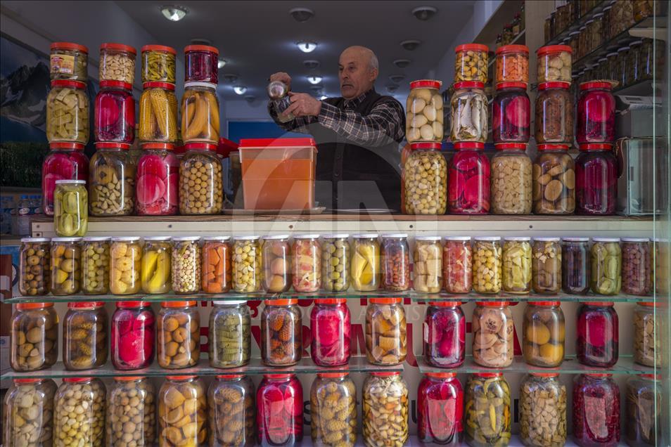 مخللات من السمك والموز والكيوي في قيصري التركية
