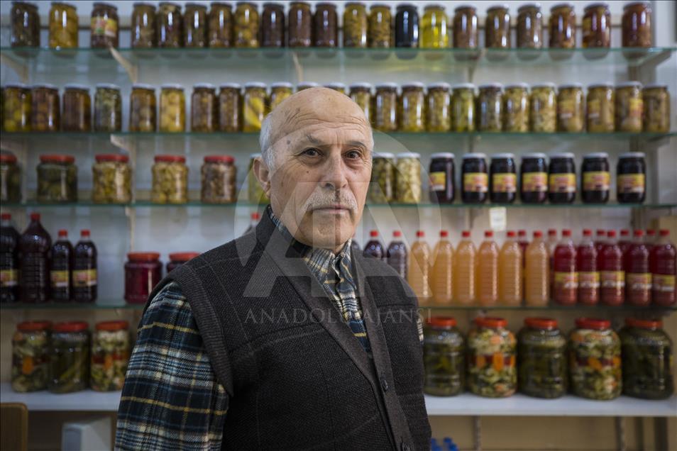 مخللات من السمك والموز والكيوي في قيصري التركية
