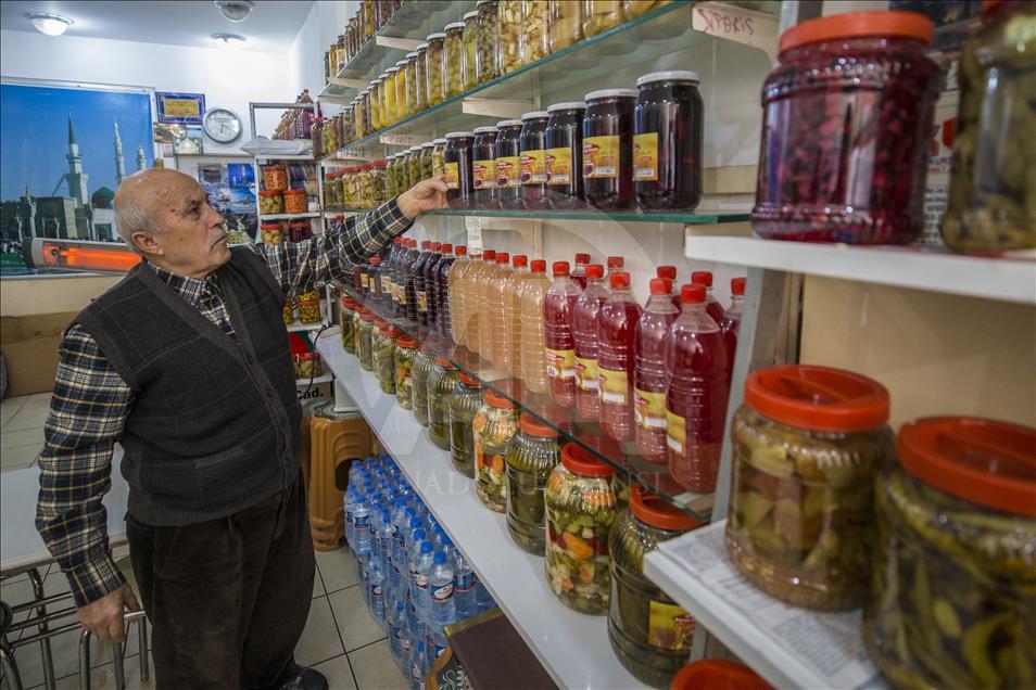 مخللات من السمك والموز والكيوي في قيصري التركية
