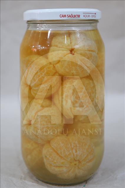 مخللات من السمك والموز والكيوي في قيصري التركية
