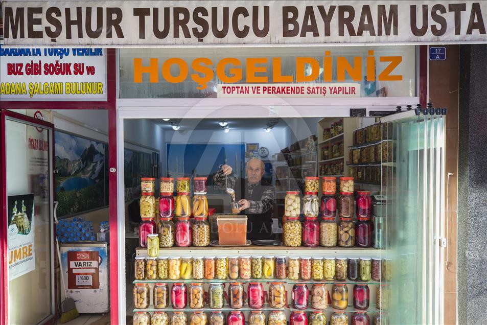 مخللات من السمك والموز والكيوي في قيصري التركية
