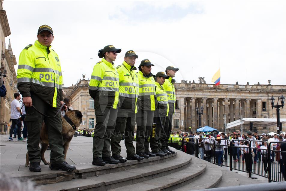 Marcha de cientos de colombianos en contra del terrorismo