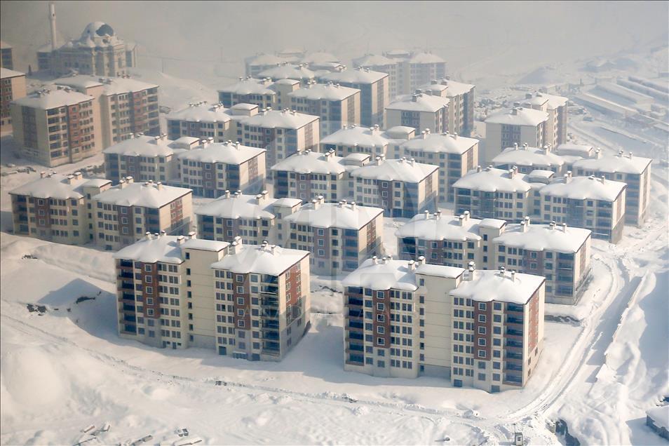 Kar Yüksekova'ya hem çile hem güzellik getirdi