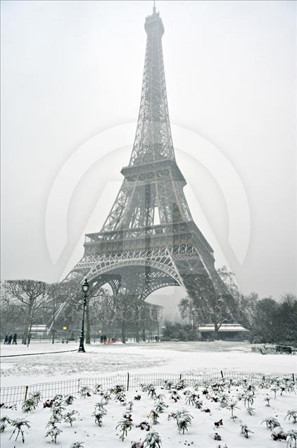 La Torre Eiffel se cubre de nieve