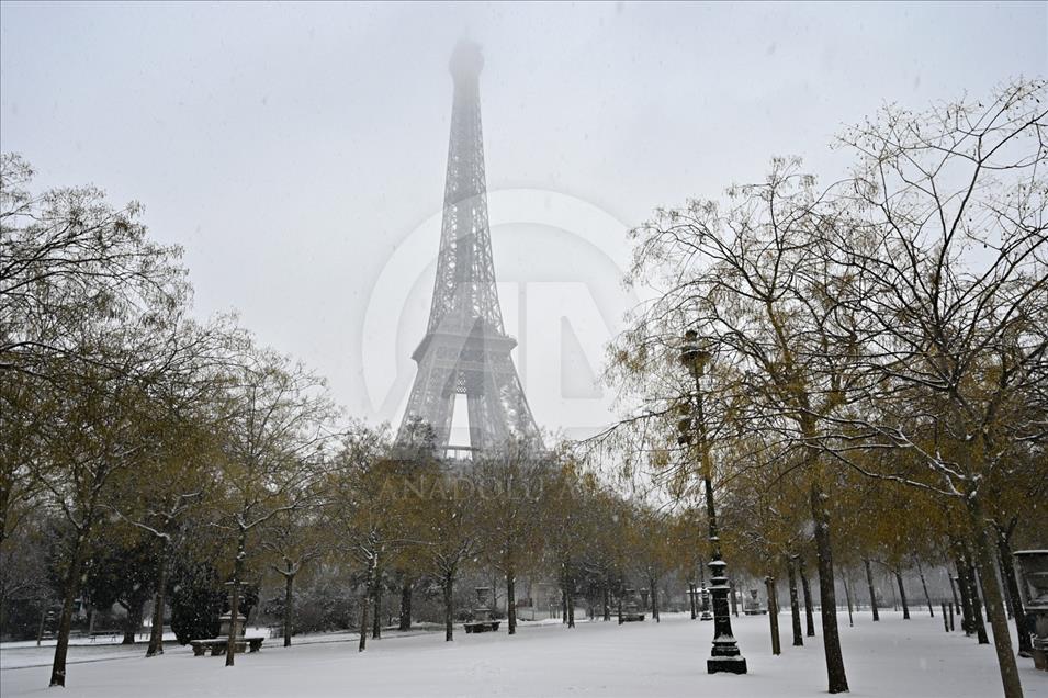 La Torre Eiffel se cubre de nieve