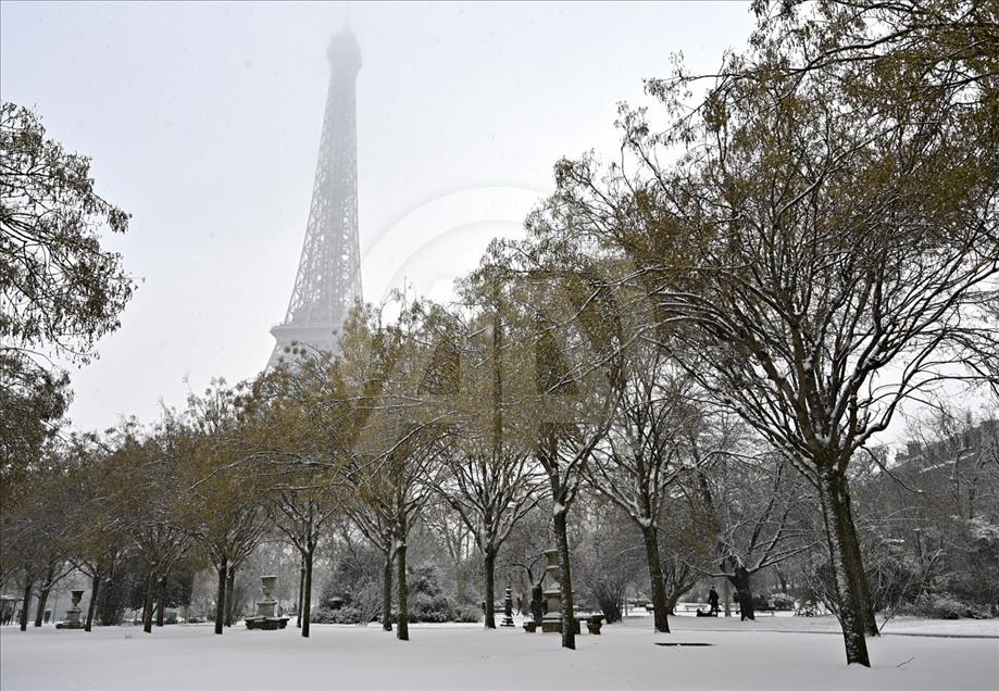 La Torre Eiffel se cubre de nieve