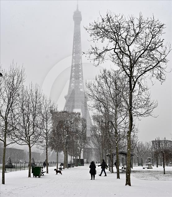 La Torre Eiffel se cubre de nieve