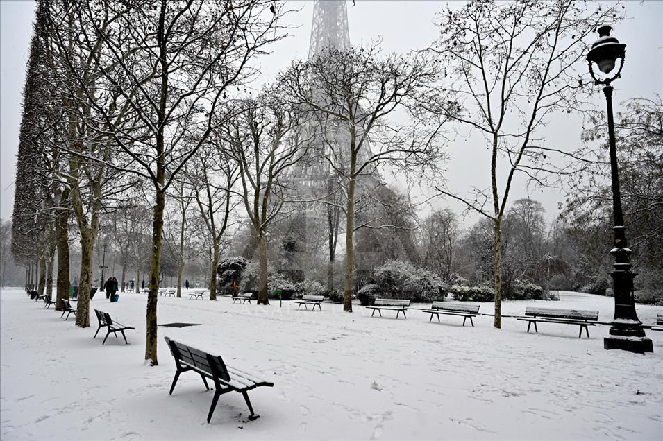 La Torre Eiffel se cubre de nieve