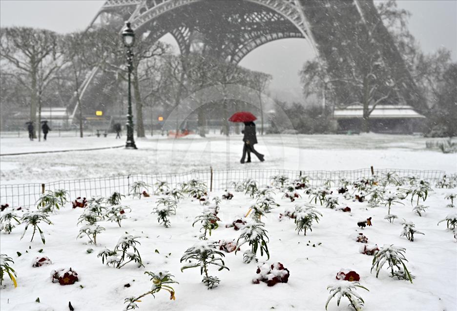 La Torre Eiffel se cubre de nieve