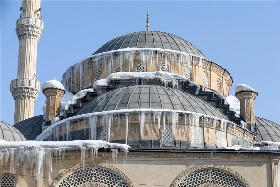 Kar Yüksekova'ya hem çile hem güzellik getirdi