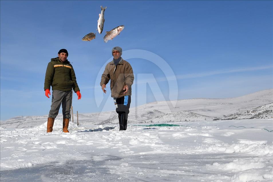 Eskimo usulü balık avlıyorlar
