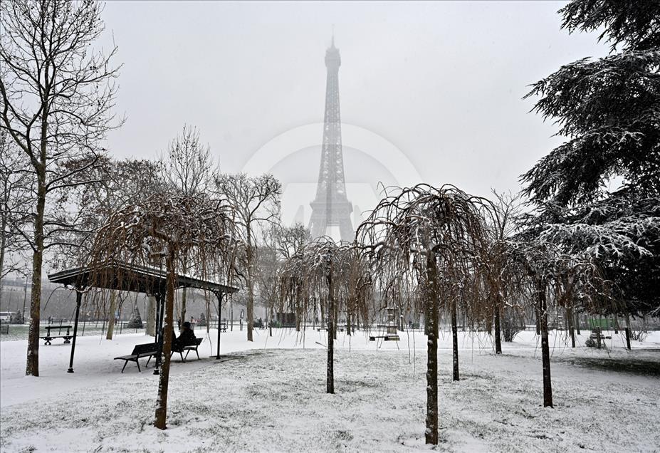 La Torre Eiffel se cubre de nieve