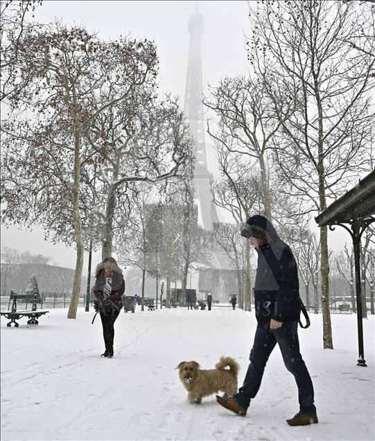 Snow in Paris