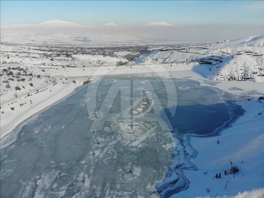 Erzincan'daki Göyne Sulama Barajı buz tuttu