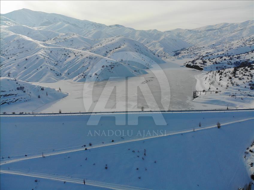 Erzincan'daki Göyne Sulama Barajı buz tuttu