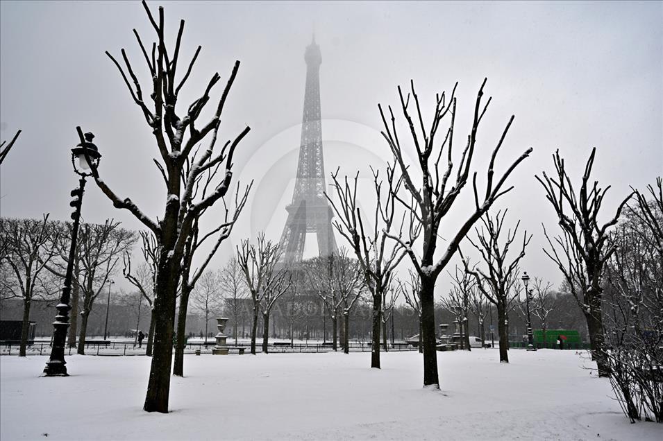 La Torre Eiffel se cubre de nieve