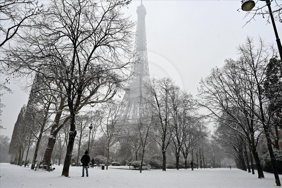 La Torre Eiffel se cubre de nieve