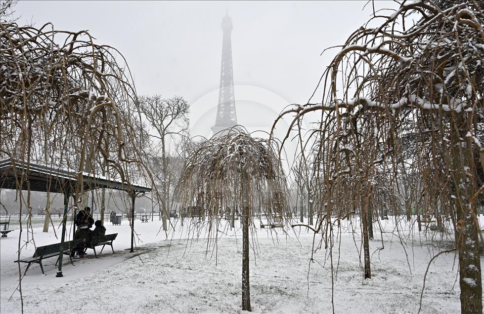 Snow in Paris
