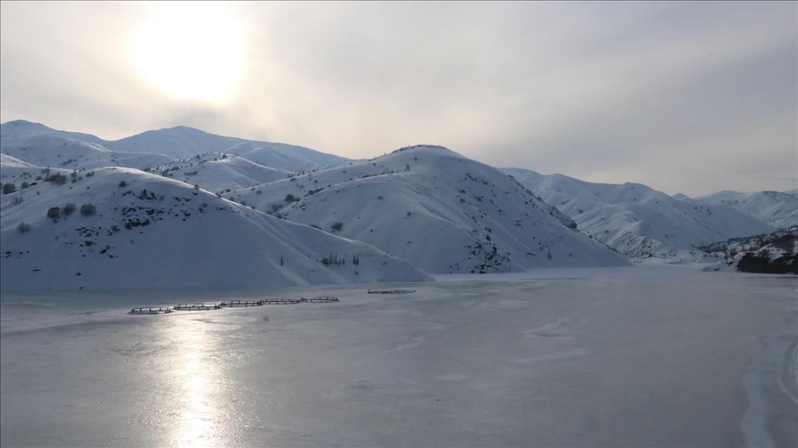 Erzincan'daki Göyne Sulama Barajı buz tuttu