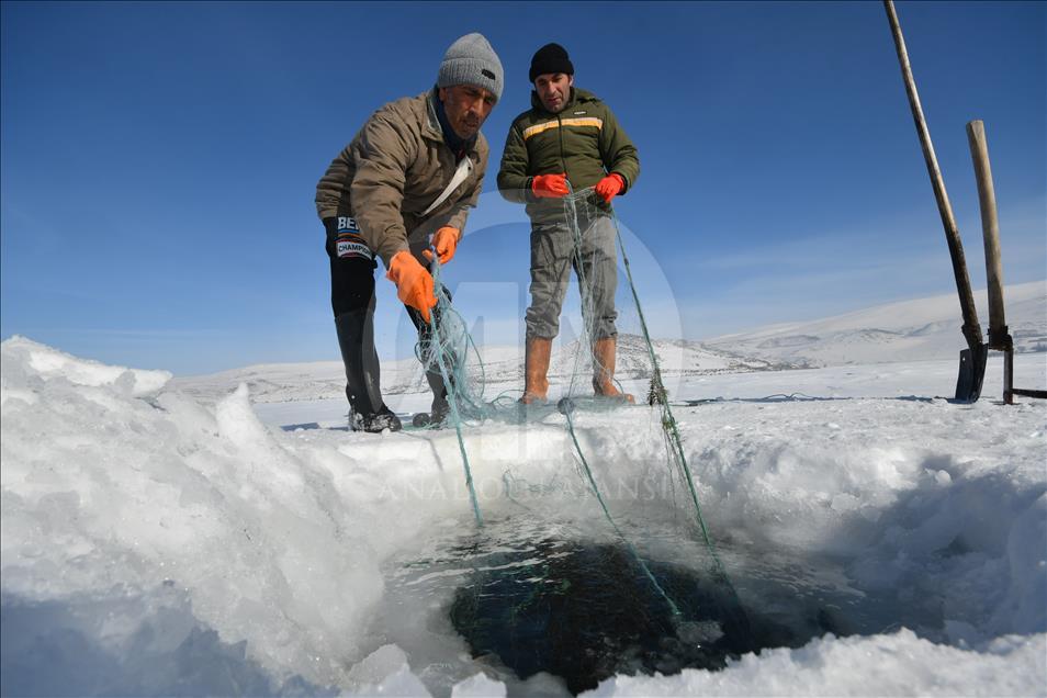 Eskimo usulü balık avlıyorlar
