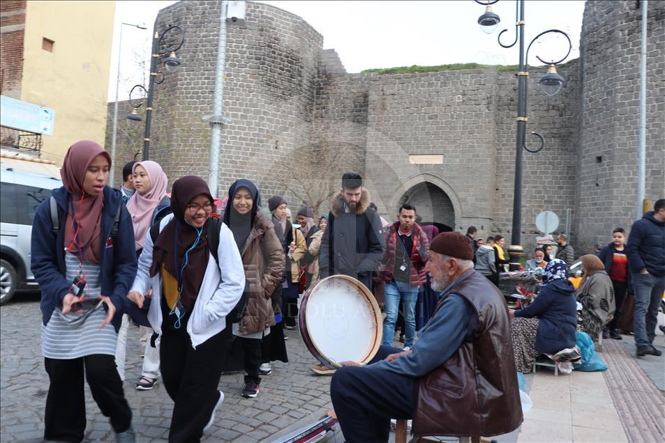 Malezyalı öğrenciler Diyarbakır'a hayran kaldı