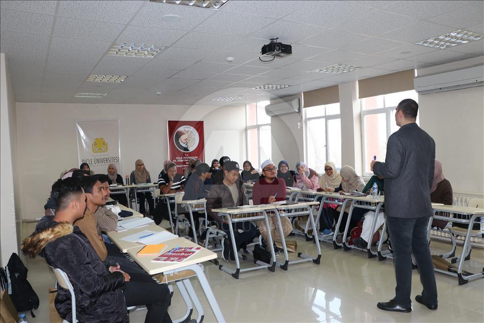 Malezyalı öğrenciler Diyarbakır'a hayran kaldı