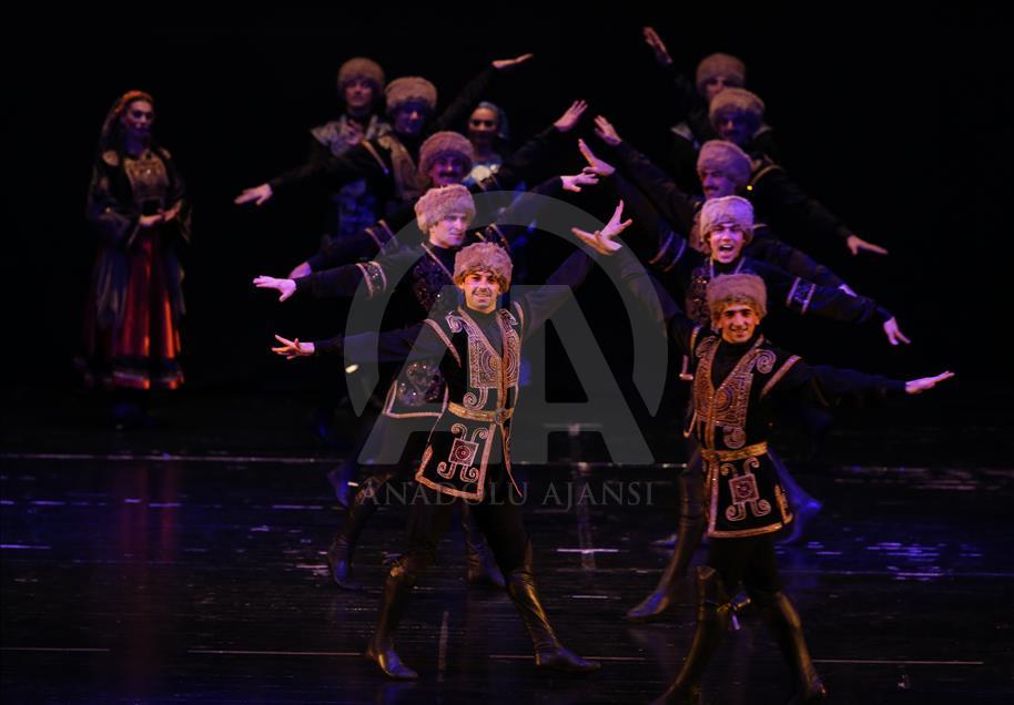 Grupo de danza folclórica de Daguestán en Bursa, Turquía
