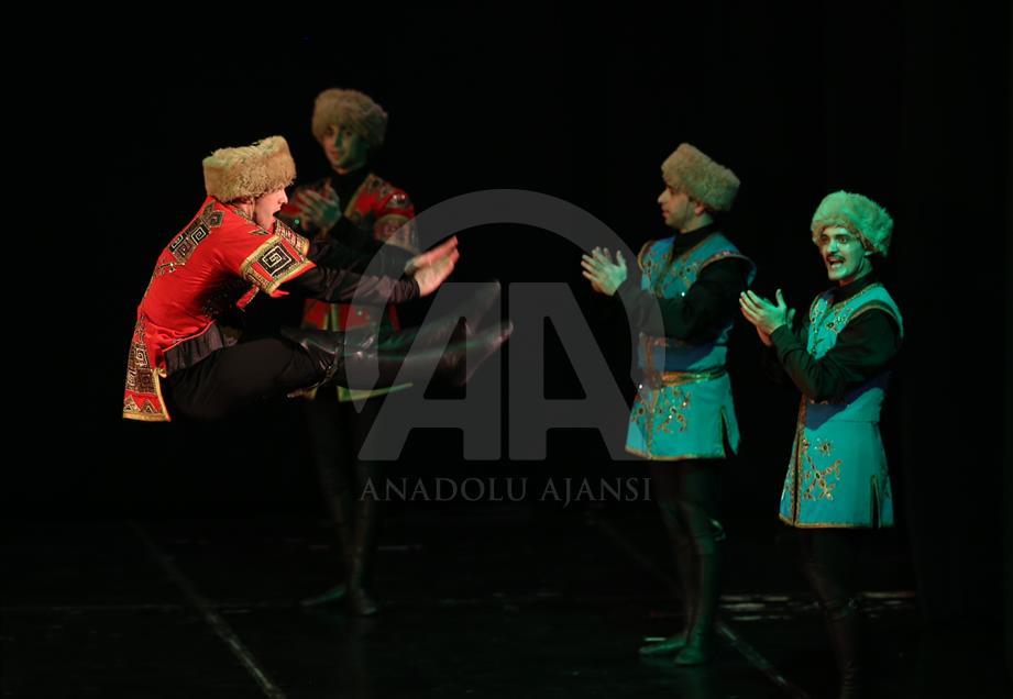 Grupo de danza folclórica de Daguestán en Bursa, Turquía