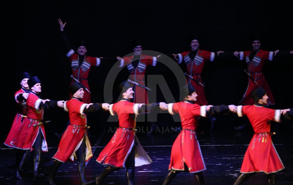 Grupo de danza folclórica de Daguestán en Bursa, Turquía