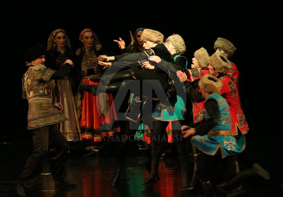 Grupo de danza folclórica de Daguestán en Bursa, Turquía