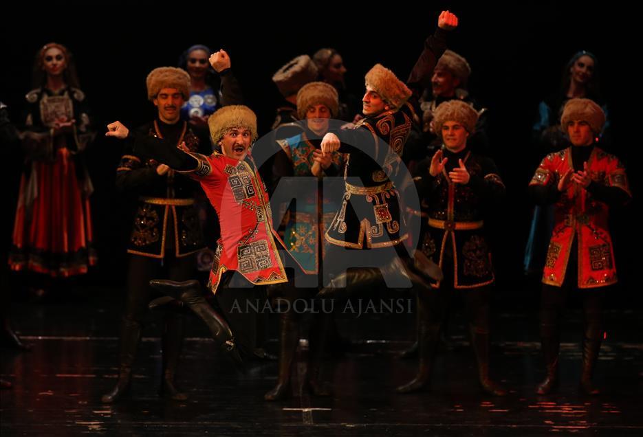 Grupo de danza folclórica de Daguestán en Bursa, Turquía