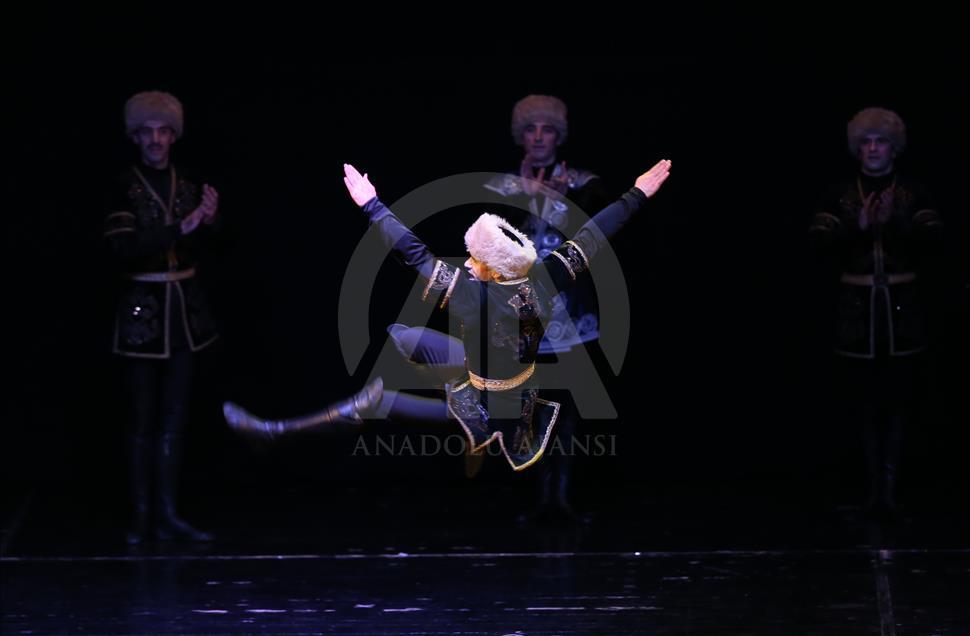 Grupo de danza folclórica de Daguestán en Bursa, Turquía