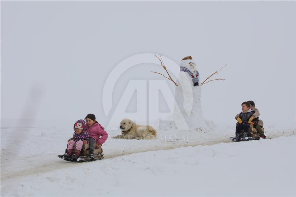 Köylü çocukların kayak keyfi