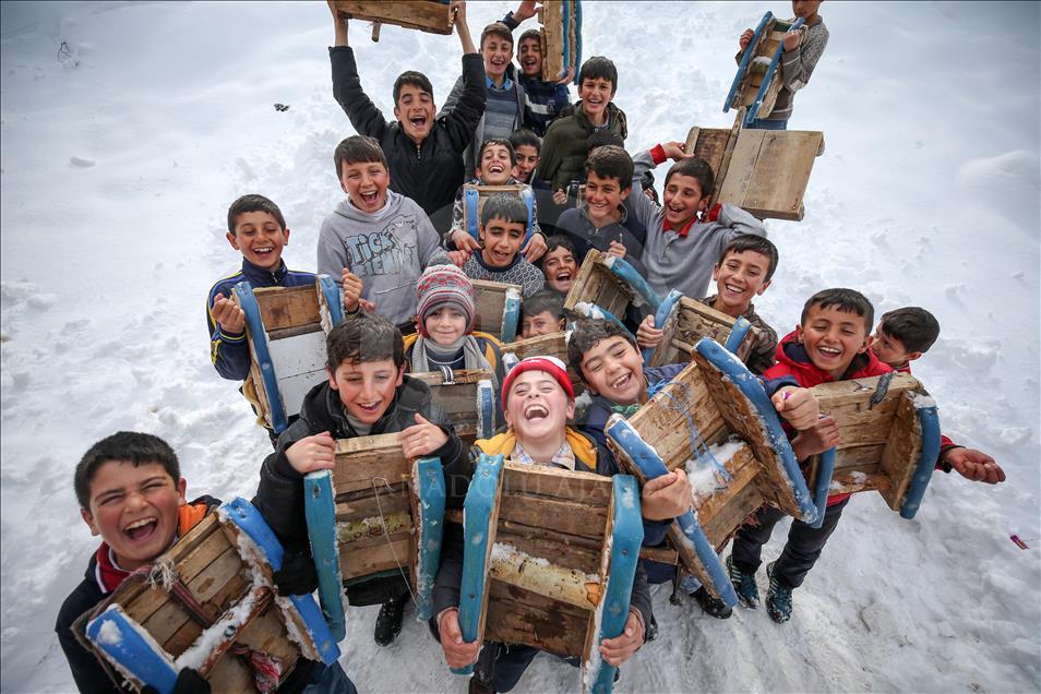 Mutlu olmalarına karlı bir tepe ile kızakları yetiyor