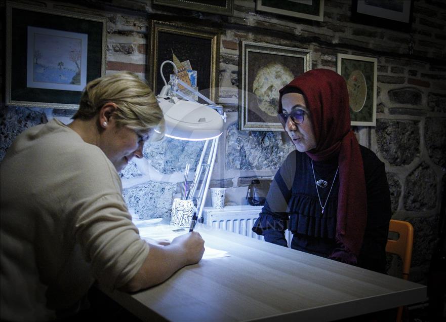 نقاشی مینیاتور هنرمند ترکیه‌ای بر روی در بطری‌های شیشه‌ای