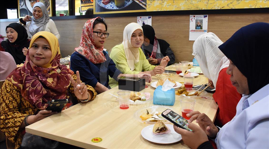 Mujeres de Malasia celebran el Día Internacional del Hiyab