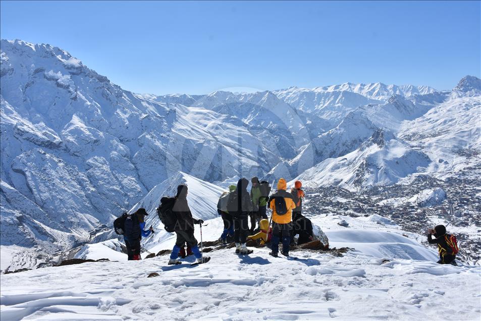 Hakkari'de Vatan Tepesi'ne zorlu tırmanış