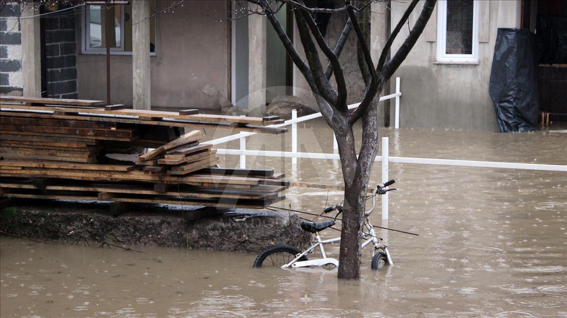 Neočišćeni kolektor i kiša: Poplavljene kuće u zeničkom naselju Tetovo
