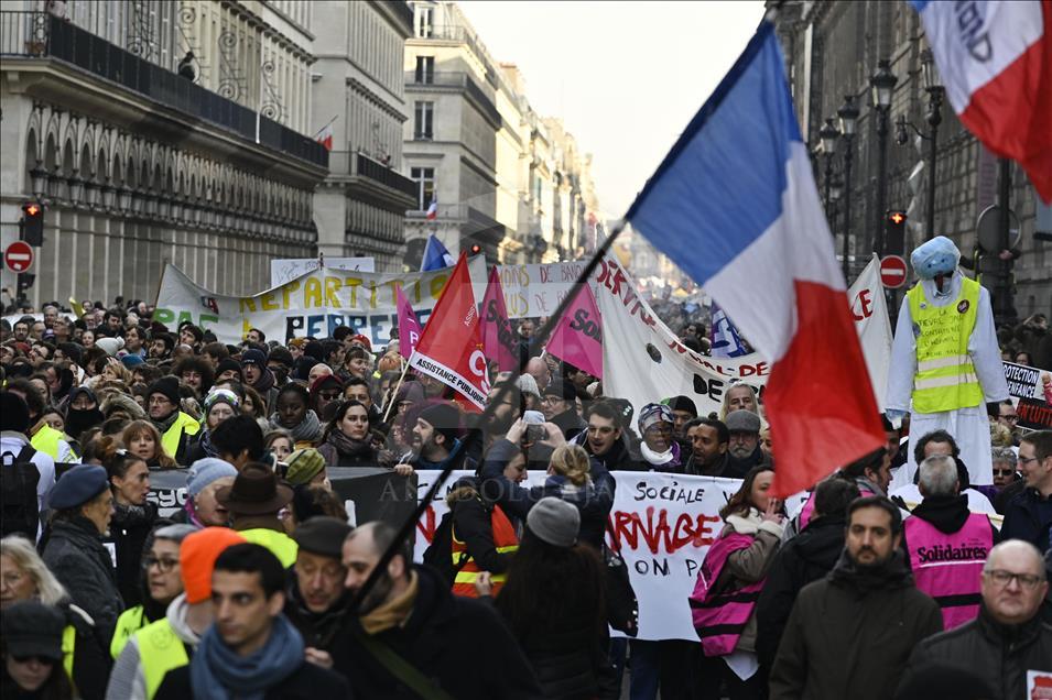 Paris'te 'sarı yelekliler' yine sokağa çıktı