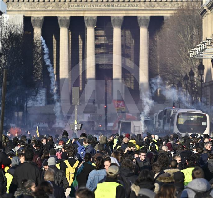 Paris'te 'sarı yelekliler' yine sokağa çıktı