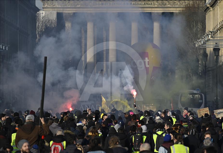 Paris'te 'sarı yelekliler' yine sokağa çıktı