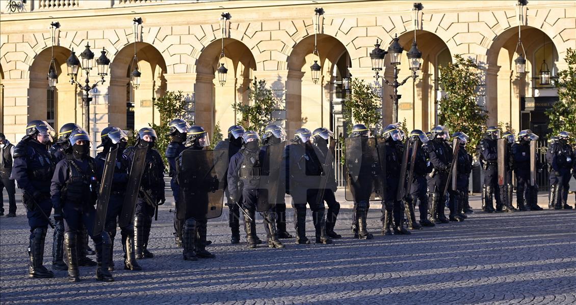 Paris'te 'sarı yelekliler' yine sokağa çıktı