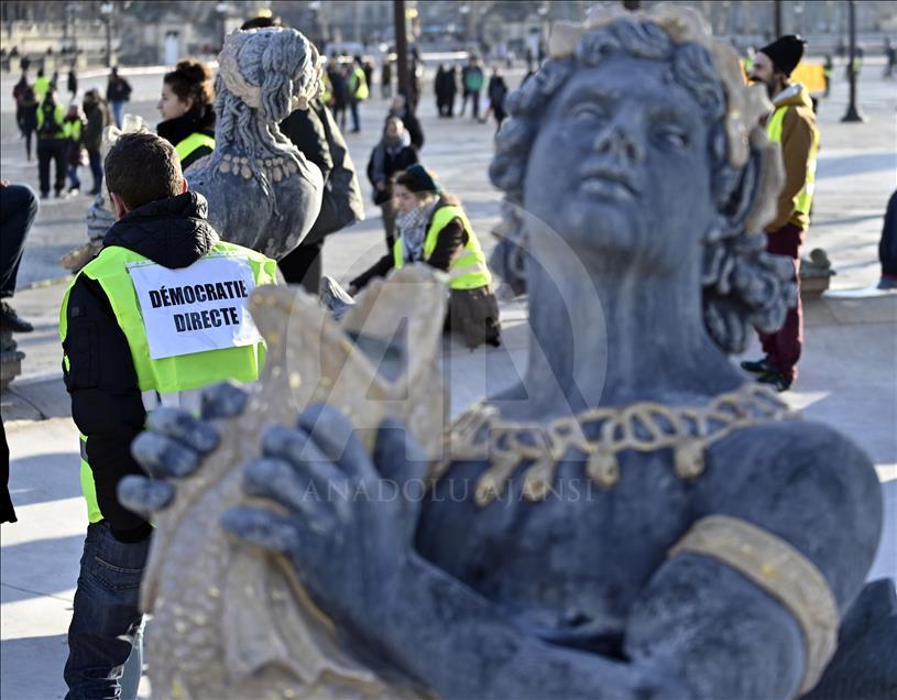 Paris'te 'sarı yelekliler' yine sokağa çıktı