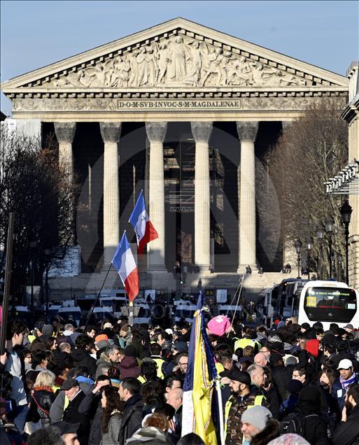 Paris'te 'sarı yelekliler' yine sokağa çıktı